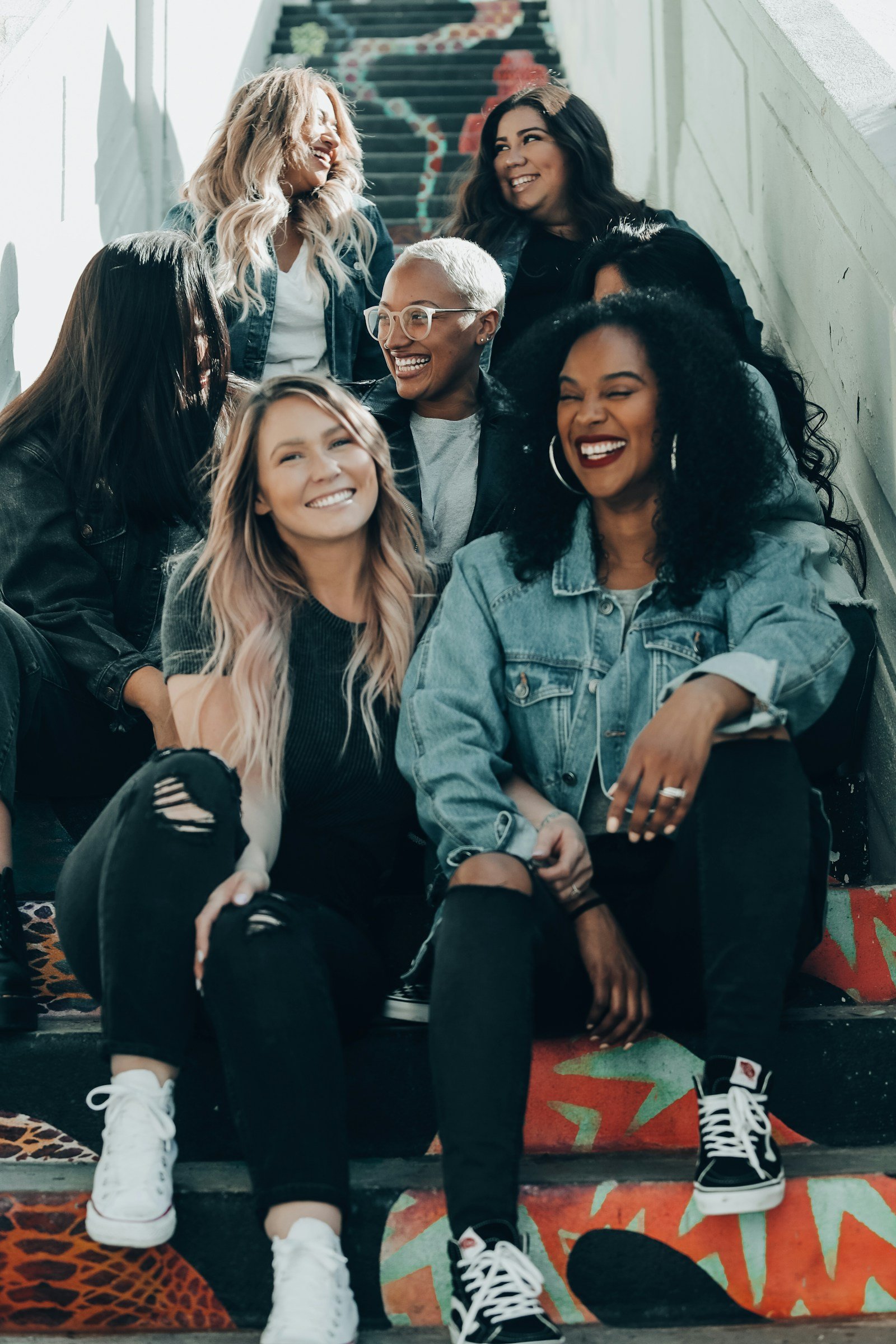 Groupe de femmes souriantes assises sur des marches
