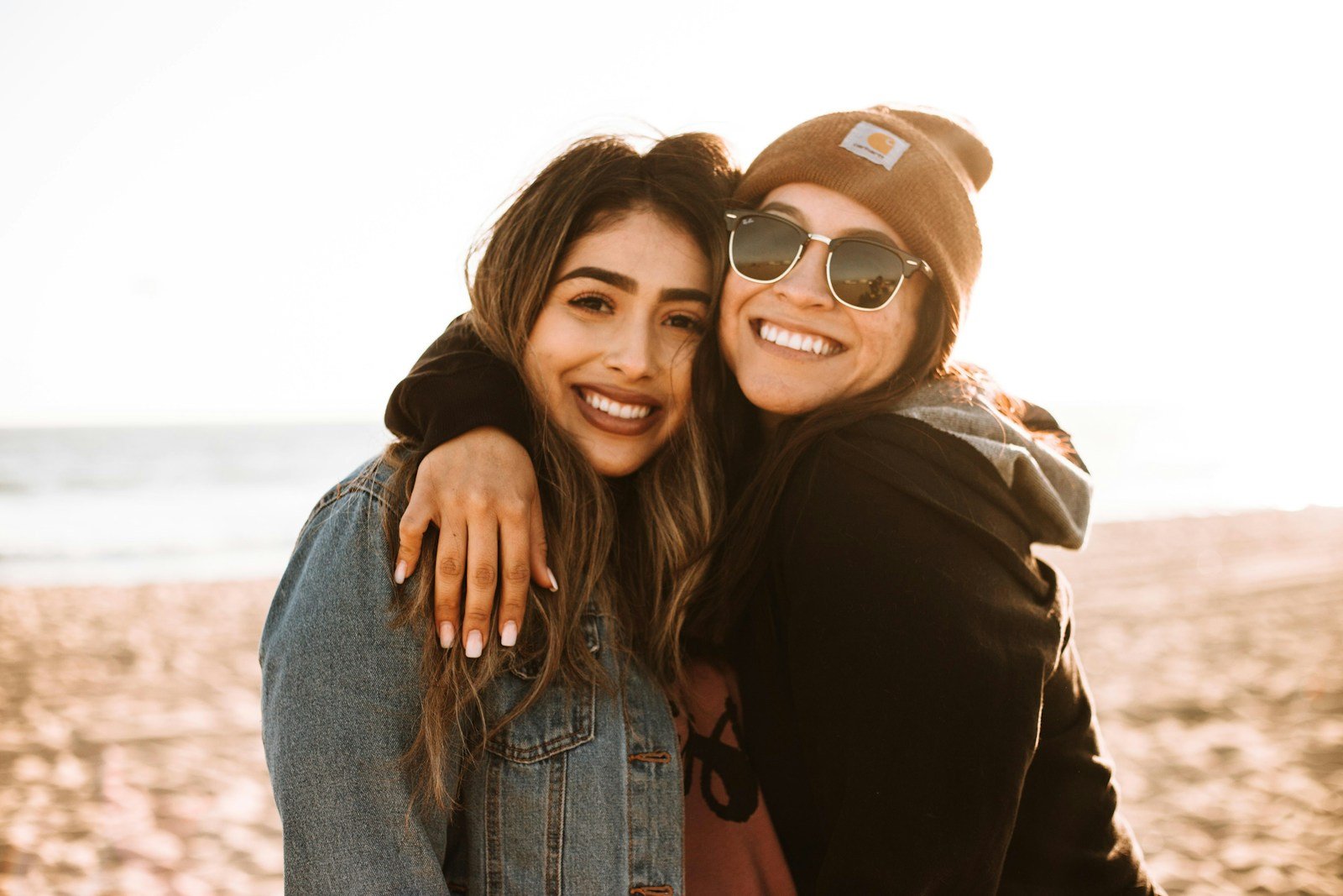 Deux femmes souriantes se prenant dans les bras
