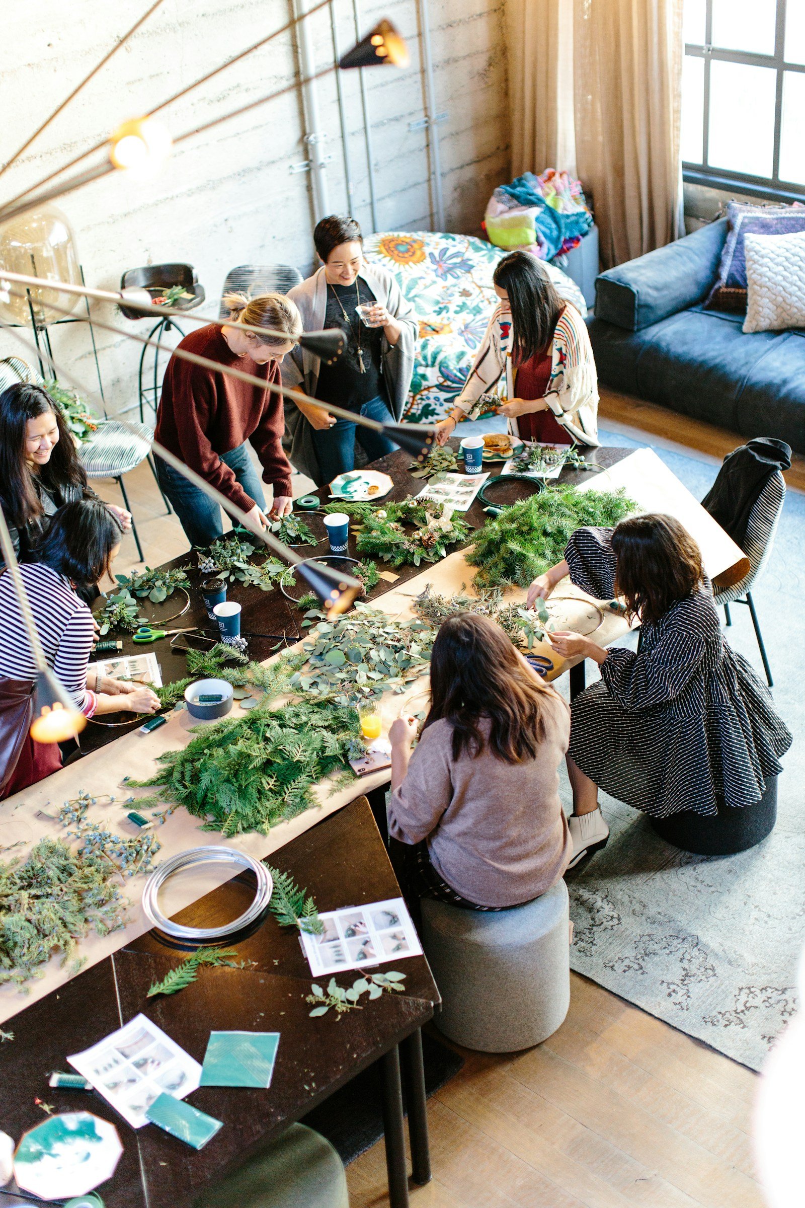Femmes réalisant une création végétale autour d’une table d’atelier