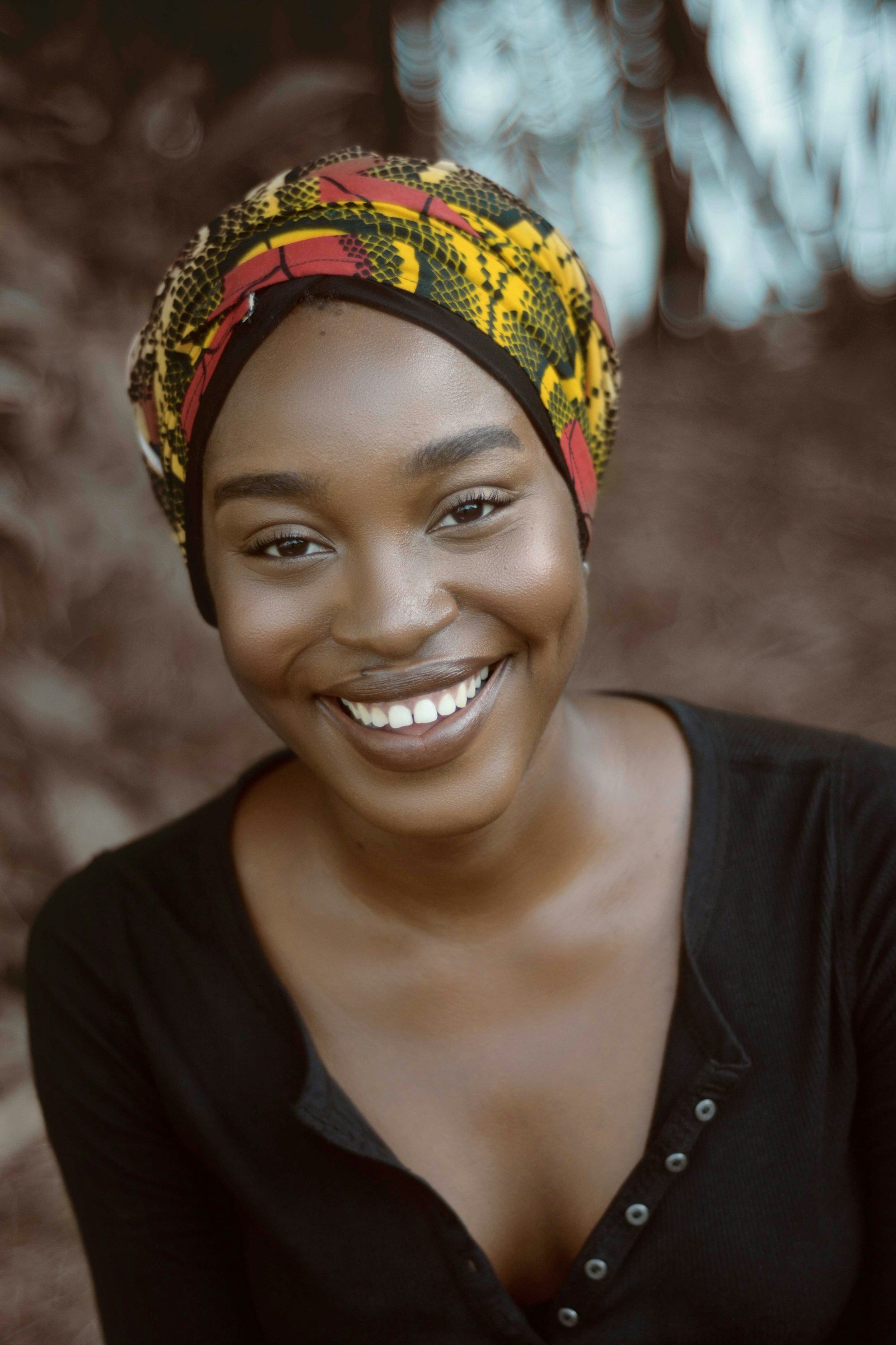 Femme souriante portant un turban